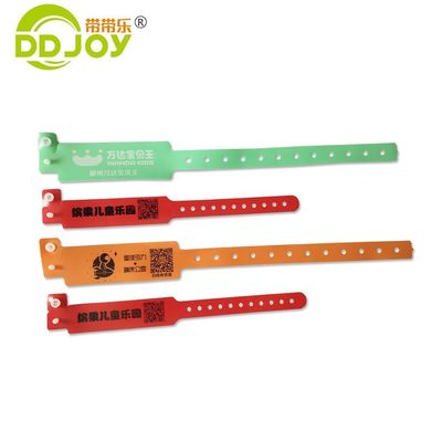 Reflexive Armband Kunststoff Vinyl Id Armband Druck mit Custom Logo Lila