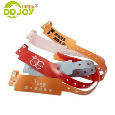 Reflexive Armband Kunststoff Vinyl Id Armband Druck mit Custom Logo Lila