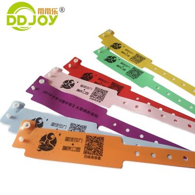 Reflexive Armband Kunststoff Vinyl Id Armband Druck mit Custom Logo Lila