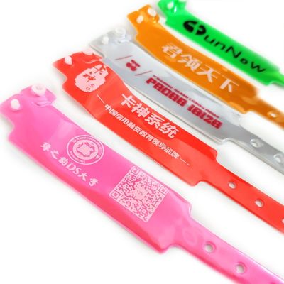 Custom Logo Akzeptiert Plastik Armband PVC Armbänder für Männer Musikveranstaltung