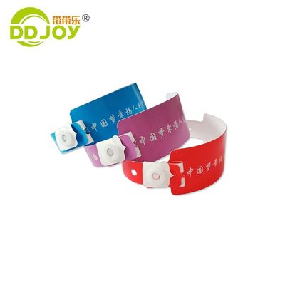 Weißes CMYK Logo Wasserdichtes Kompositpapier Armband für Poolpartys und Veranstaltungen