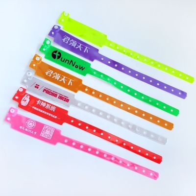 Veranstaltungen Party BANGLES Neonfarbe Custom Lock ID Kunststoff Vinyl Armbänder in breiter Form