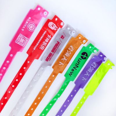 Veranstaltungen Party BANGLES Neonfarbe Custom Lock ID Kunststoff Vinyl Armbänder in breiter Form