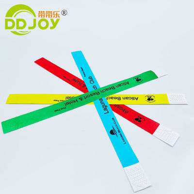 Gelbes Tyvek-Armband für den Osterfest