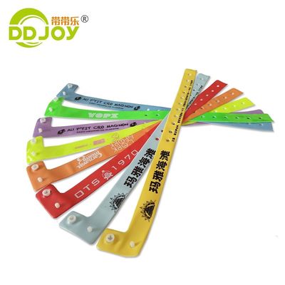 Blau reflektierendes Armband Kunststoff Vinyl Id Armband Druck mit individuellem Logo Versand UPS DHL EMS Fedex TNT
