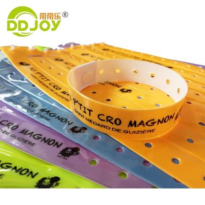 Blau reflektierendes Armband Kunststoff Vinyl Id Armband Druck mit individuellem Logo Versand UPS DHL EMS Fedex TNT