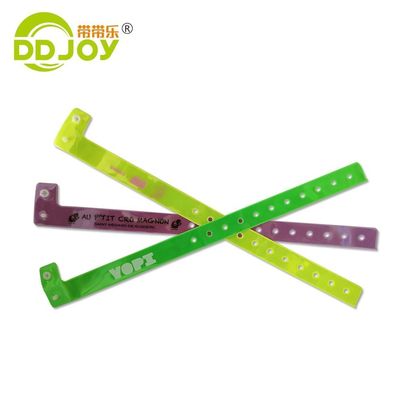 Blau reflektierendes Armband Kunststoff Vinyl Id Armband Druck mit individuellem Logo Versand UPS DHL EMS Fedex TNT