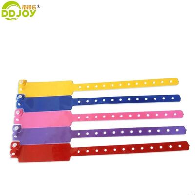 Ein anderes Konzertticket Vinyl-PVC-Armband Kunststoff-Armband für das Hotel-Kunden-Logo
