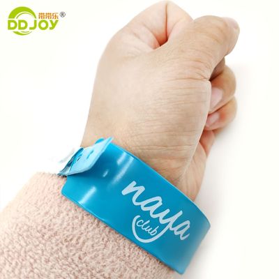 Einmaliges und individuell gestaltetes Knöpfer-Armband für Hotels