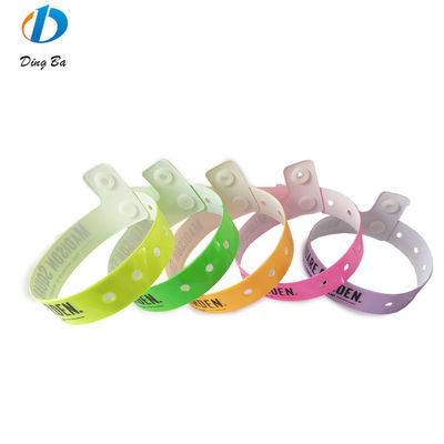 Custom Logo Druck Vinyl Armband One Direction Kunststoff Festival Armband für Parks