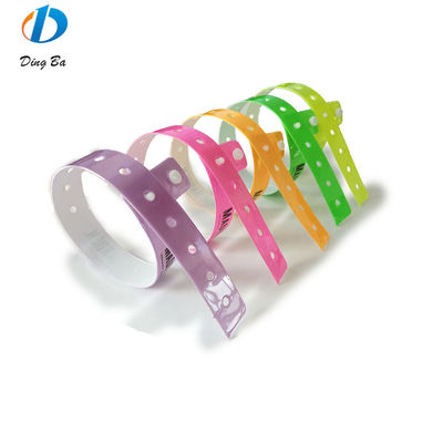 Custom Logo Druck Vinyl Armband One Direction Kunststoff Festival Armband für Parks