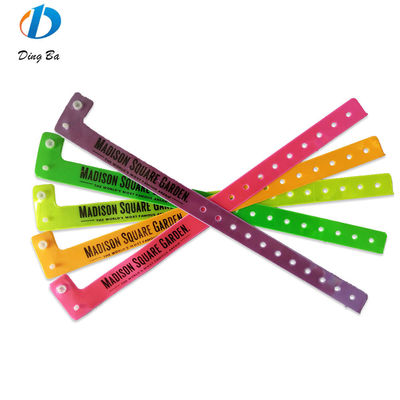 Custom Logo Druck Vinyl Armband One Direction Kunststoff Festival Armband für Parks