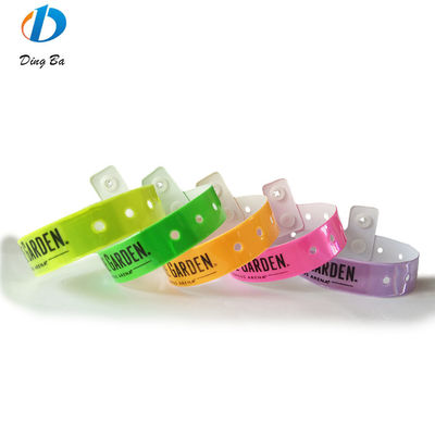 Custom Logo Druck Vinyl Armband One Direction Kunststoff Festival Armband für Parks