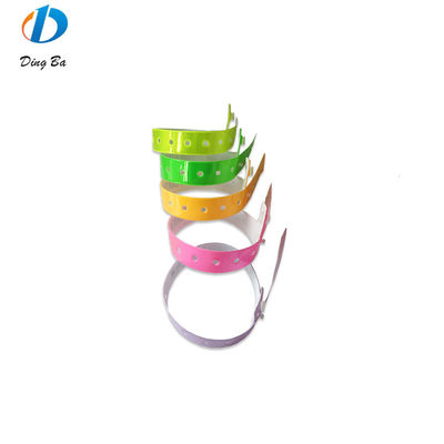 Custom Logo Druck Vinyl Armband One Direction Kunststoff Festival Armband für Parks