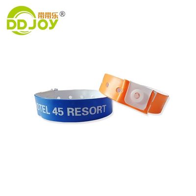 Zusammengesetztes Material L-Form Erwachsenengröße Farbiges PVC/Vinyl Armbänder 250*25mm/250*16mm