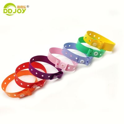 Custom Logo PVC L-Form verstellbares Kunststoff-Armband für Veranstaltung Festival romantischer Stil