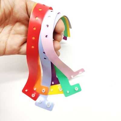 Custom Logo PVC L-Form verstellbares Kunststoff-Armband für Veranstaltung Festival romantischer Stil