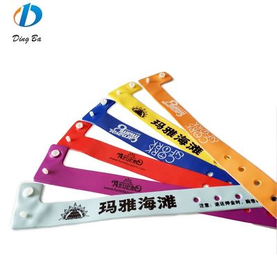 Populäres eigenes Logo für Frauen Orange PVC Armbänder für Veranstaltungen Festival Plastik L-Form