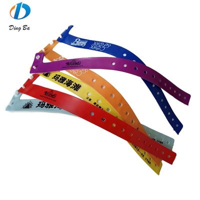 Populäres eigenes Logo für Frauen Orange PVC Armbänder für Veranstaltungen Festival Plastik L-Form