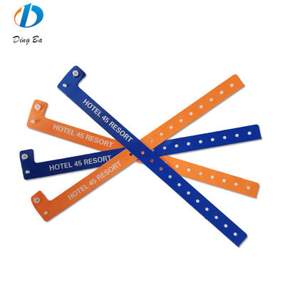 Populäres eigenes Logo für Frauen Orange PVC Armbänder für Veranstaltungen Festival Plastik L-Form