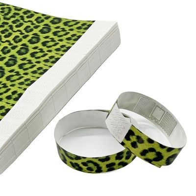 Maßgeschneidertes wasserdichtes Papier Tyvek RFID Armbänder NFC-Funktion enthalten