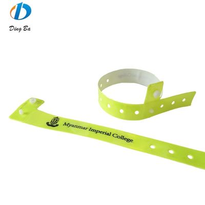Custom Farbe Kunststoff Klassische Armband reflektierende L-Form PVC BANGLES für Feiern