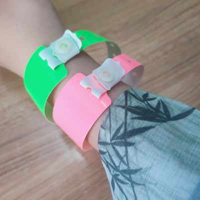 Wasserdicht weich leuchtend Neon Leuchtstoff PVC Vinyl Armband Armbänder für Nachtclub