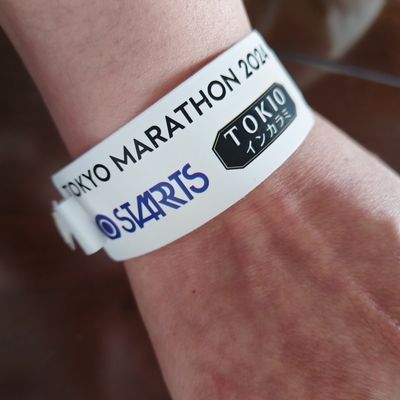 2024 Verkauf Geschenk Armband Gelb kundenspezifisches Armband mit Anti-Allergie-Leistung