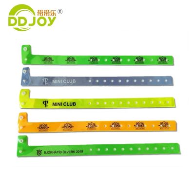 Fluoreszierendes Filmmaterial PVC L-Form-Armband für Veranstaltungen 250*16mm Einstellgröße