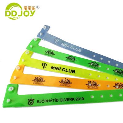 Fluoreszierendes Filmmaterial PVC L-Form-Armband für Veranstaltungen 250*16mm Einstellgröße