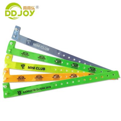 Fluoreszierendes Filmmaterial PVC L-Form-Armband für Veranstaltungen 250*16mm Einstellgröße