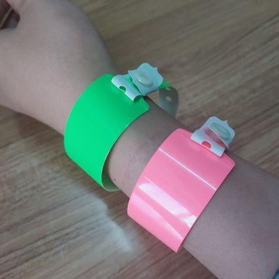 Wasserdicht weich leuchtend Neon Leuchtstoff PVC Vinyl Armband Armbänder für Nachtclub