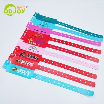 Veranstaltung Anti-Allergie Maßgeschneiderte wasserdichte CMYK-LOGO Komposit-Armband für den Freizeitpark