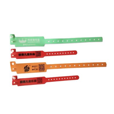 Rotes PVC-Armband für Kinder Custom weiches Plastik Einmalband Schreibbare Vinyl-Metall Handwerk