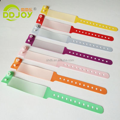 Rotes PVC-Armband für Kinder Custom weiches Plastik Einmalband Schreibbare Vinyl-Metall Handwerk