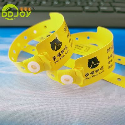 Rotes PVC-Armband für Kinder Custom weiches Plastik Einmalband Schreibbare Vinyl-Metall Handwerk