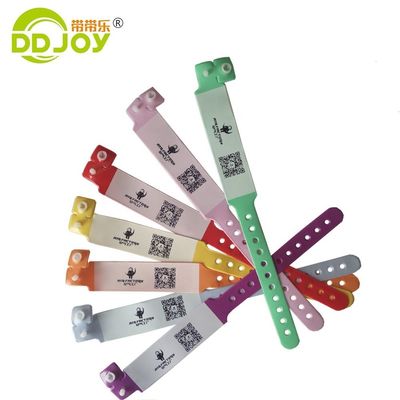 Rotes PVC-Armband für Kinder Custom weiches Plastik Einmalband Schreibbare Vinyl-Metall Handwerk