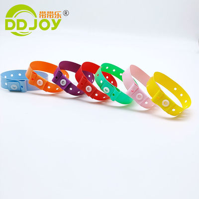 Rotes PVC-Armband für Kinder Custom weiches Plastik Einmalband Schreibbare Vinyl-Metall Handwerk