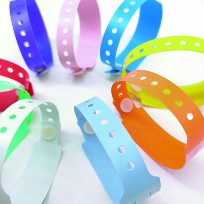 Weiches Kunststoff-ID-Armbänder für Kinder Custom Vinyl Einmal-Armband bei Amusements