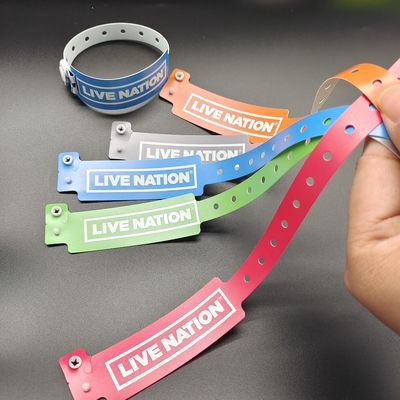 Shanghai PVC Material Vinyl Armbänder für Veranstaltungen Breite Form und freies Design enthalten