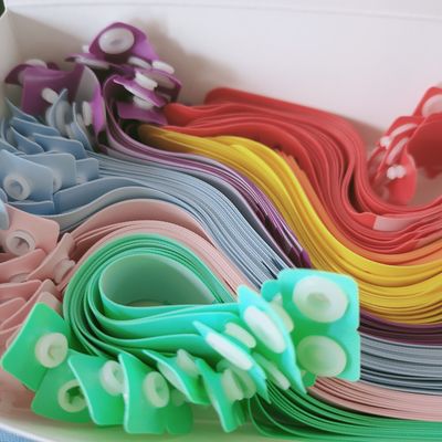Anti-Verlust personalisierte PVC-Vinyl-Armbänder für Veranstaltungen und Festivals Set Regenbogenfarben