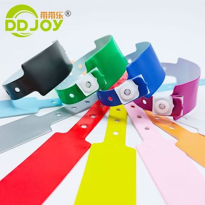 Plastikverschluss-Inlay-Technologie Blaue PVC-Armbänder/Armband für DDJOY-Veranstaltungen und Festivals