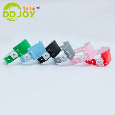 Plastikverschluss-Inlay-Technologie Blaue PVC-Armbänder/Armband für DDJOY-Veranstaltungen und Festivals