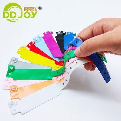 Plastikverschluss-Inlay-Technologie Blaue PVC-Armbänder/Armband für DDJOY-Veranstaltungen und Festivals
