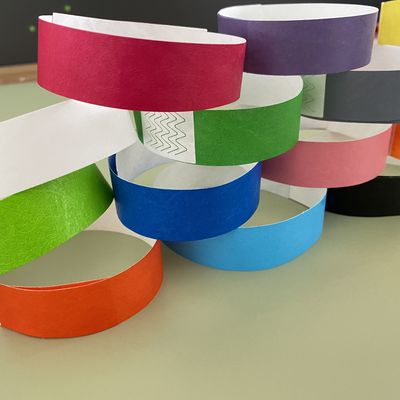 Papier-Identifizierung Tyvek Armbänder benutzerdefiniertes Logo und Barcode zur Identifizierung