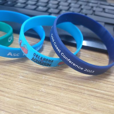 Sportliche Veranstaltungen Silikonmaterial Armband Custom GlOW Gummi Armbänder für Festivals