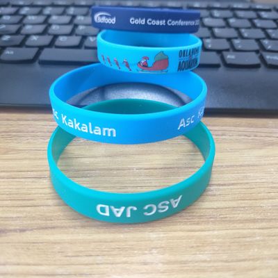 Sportliche Veranstaltungen Silikonmaterial Armband Custom GlOW Gummi Armbänder für Festivals