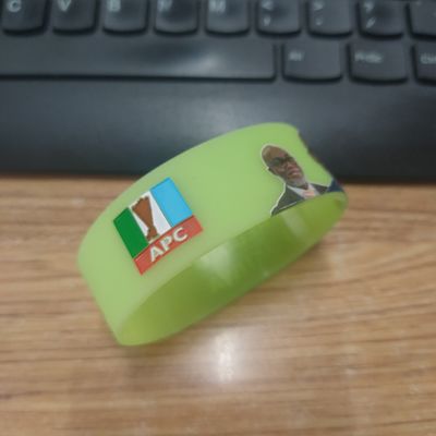 Sportliche Veranstaltungen Silikonmaterial Armband Custom GlOW Gummi Armbänder für Festivals