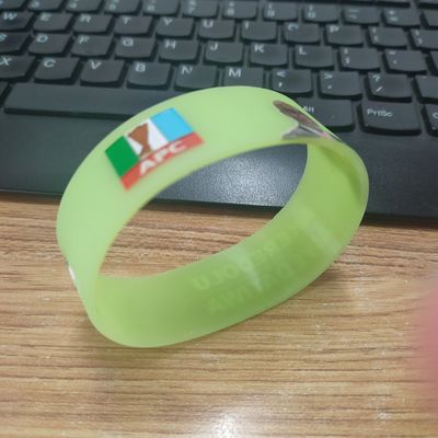 Sportliche Veranstaltungen Silikonmaterial Armband Custom GlOW Gummi Armbänder für Festivals