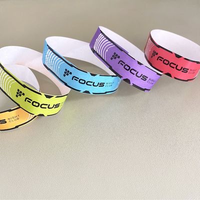 Custom Logo gedruckte Armband wasserdichtes Papier Tyvek Armbänder starker Klebstoffverschluss